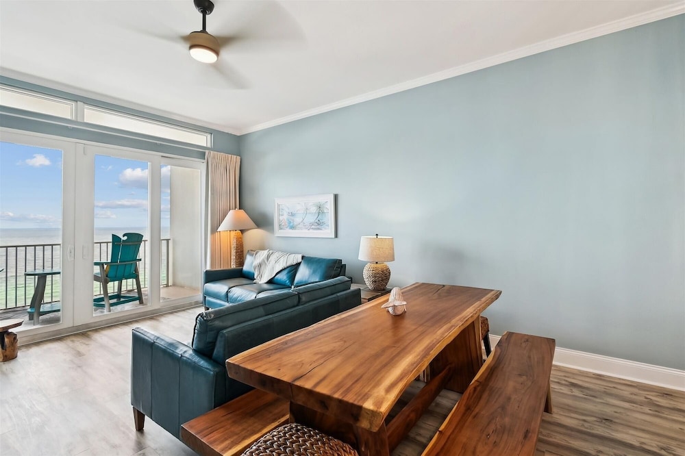 Laketown Wharf 2123 3 Bedroom Condo