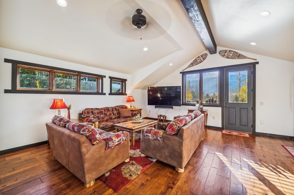 Silver Circle Lodge 4 Bedroom Home by RedAwning