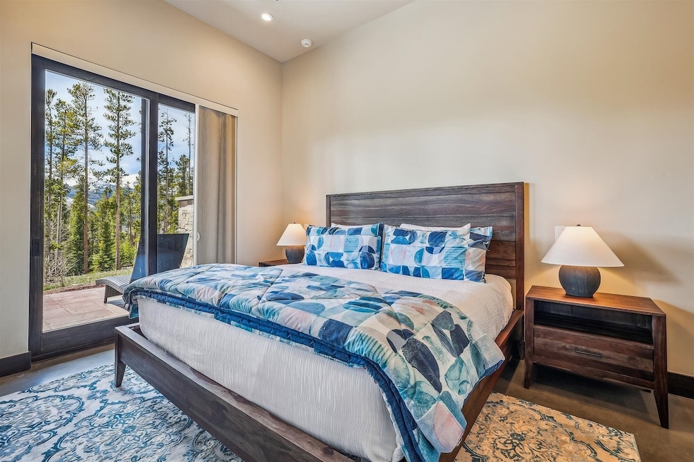 The Crowne Summit 6 Bedroom Home