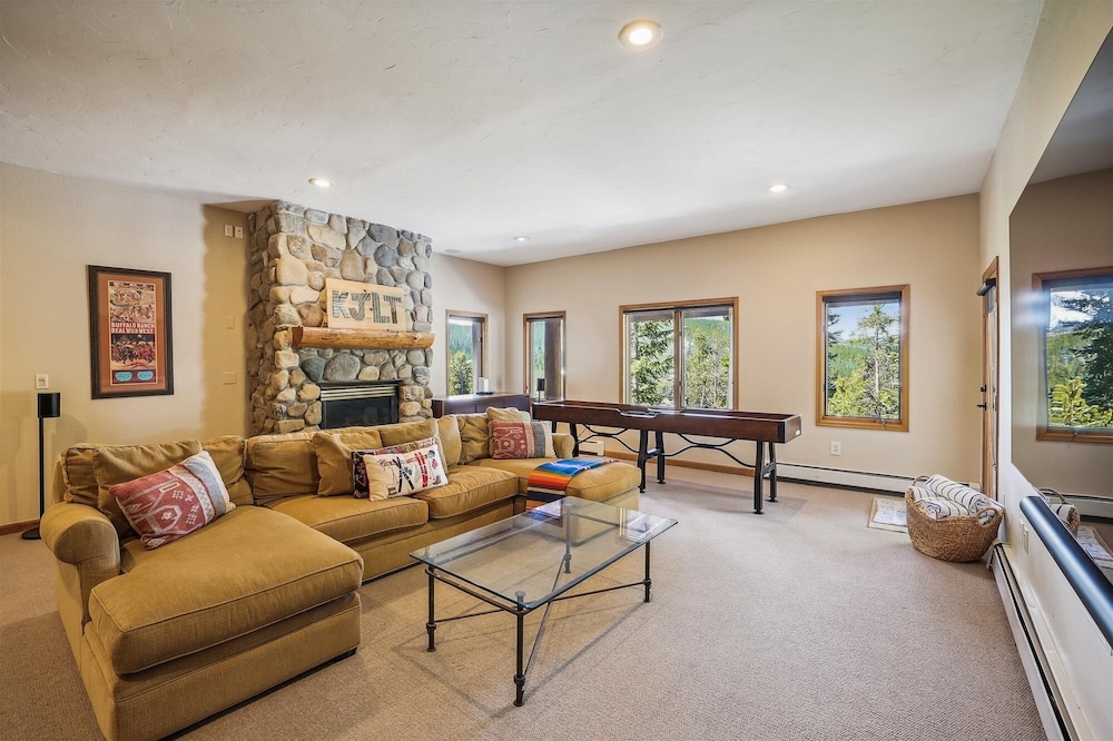 10 Southface 5 Bedroom Home by RedAwning