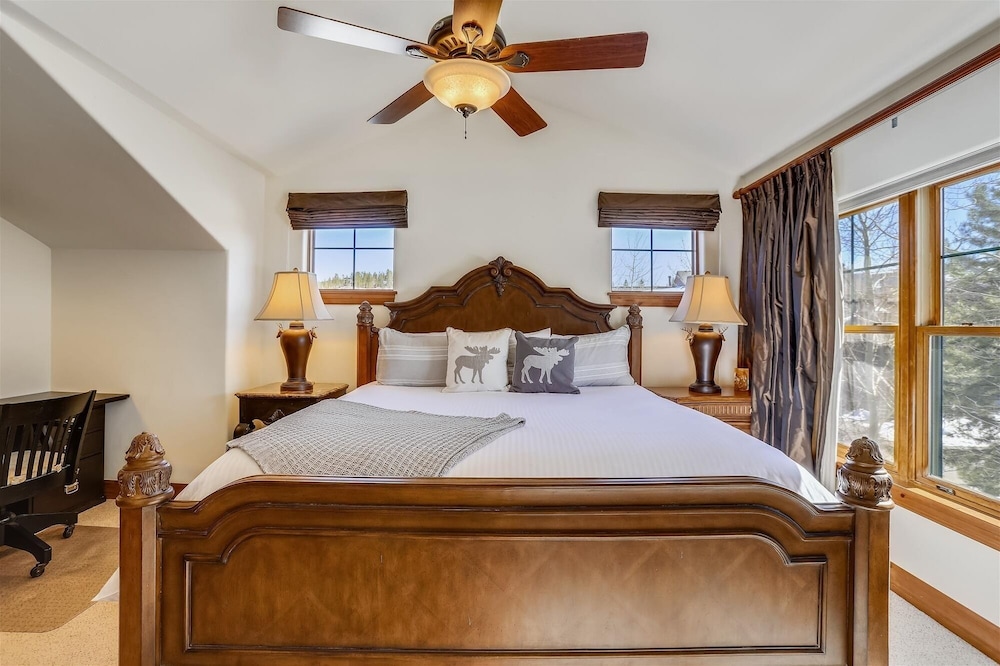 Highland Greens 71 4 Bedroom Condo by RedAwning view 2