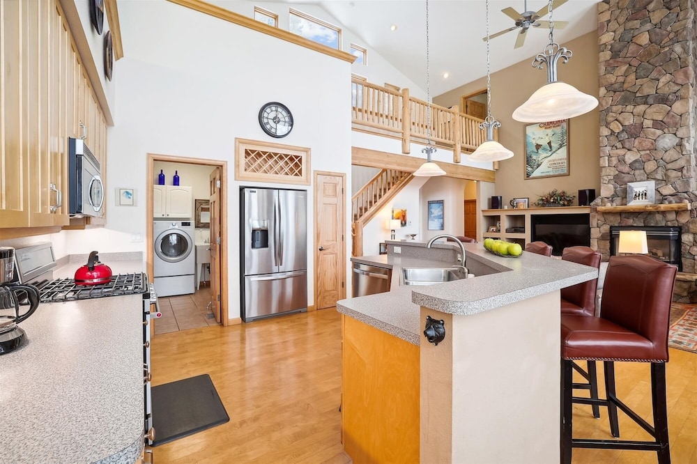 Timber Heights Lodge 3 Bedroom Home by RedAwning