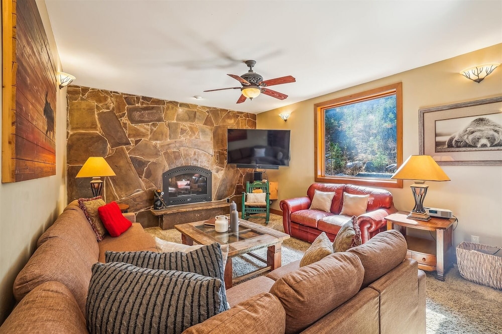 High Point Lodge 5 Bedroom Home by RedAwning