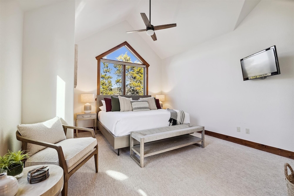 Snowflake Ski In & Ski Out 4 Bedroom Townhouse by RedAwning view 4