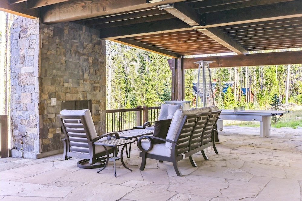 Highlands Hideaway 5 Bedroom Home by RedAwning