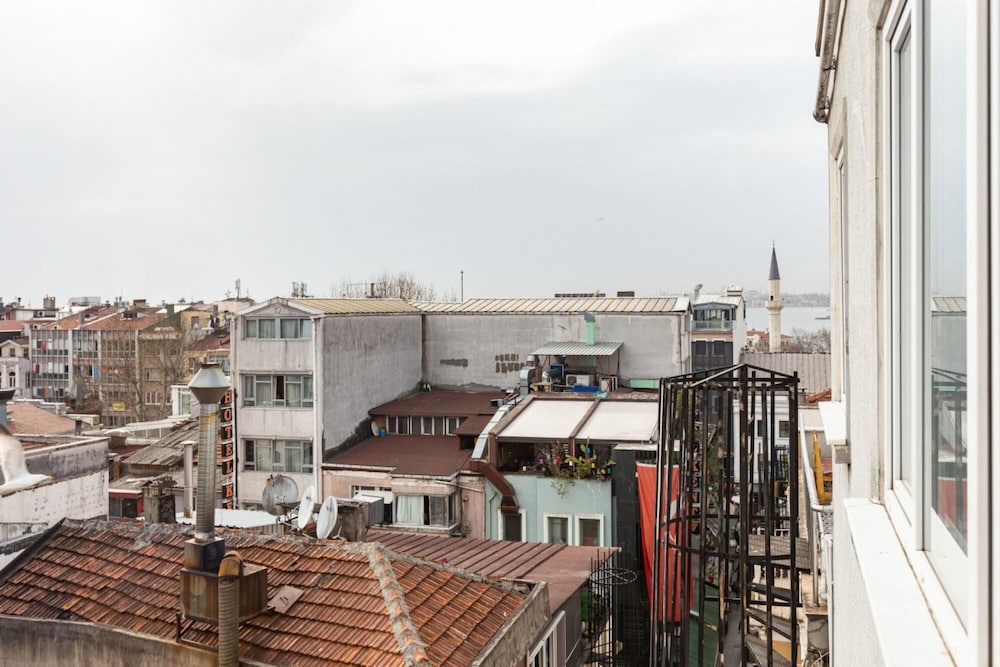 Colorful Flat With Excellent Location Near Trendy Attractions in Kadikoy