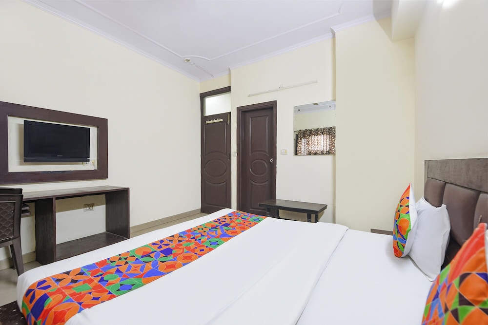 Fabhotel Aura Palace