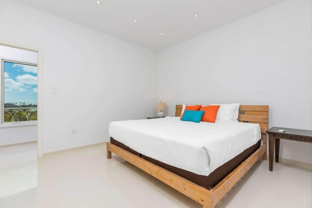 Brand NEW 4BR 5BA Villa w Privatepool Seaviews