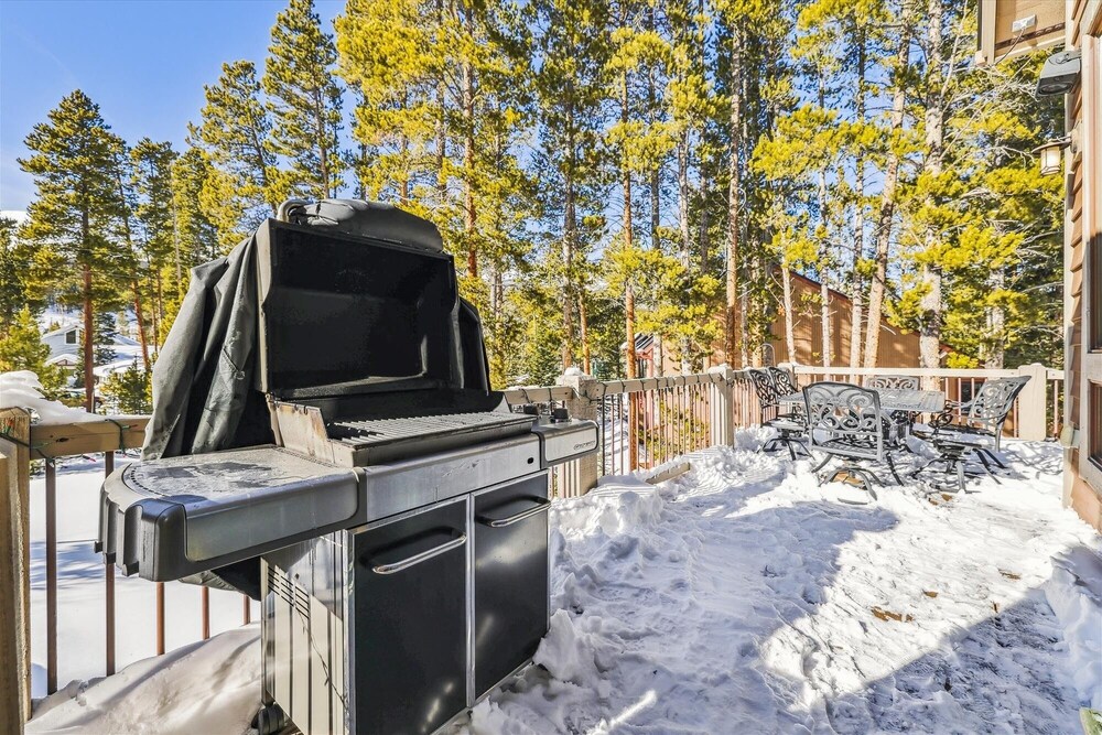 Lone Hand Lodge 4 Bedroom Home by RedAwning