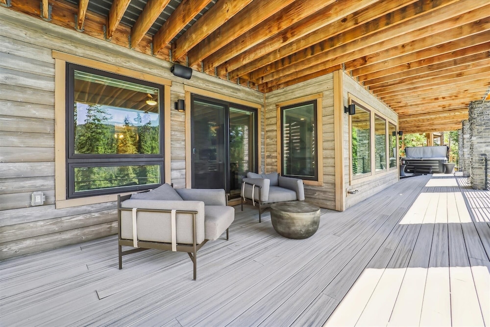 Golden Fox House 4 Bedroom Home by RedAwning