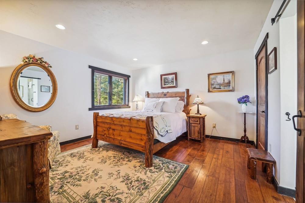 Silver Circle Lodge 4 Bedroom Home by RedAwning