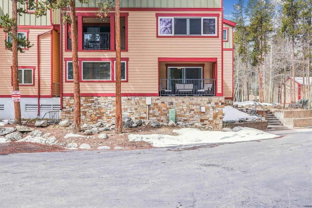 Snodallion 25 - Walk to Slopes/Walk to Town by RedAwning