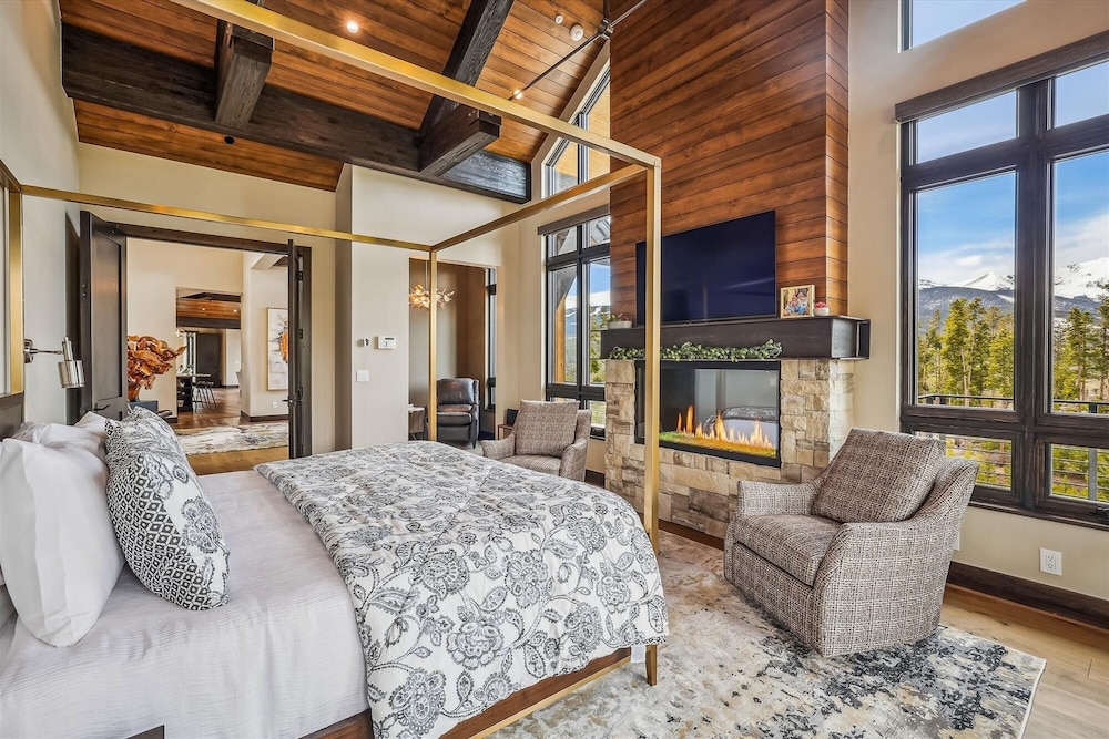 The Crowne Summit 6 Bedroom Home