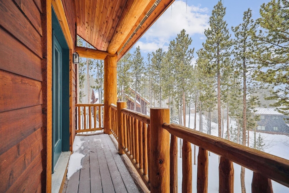 Timber Heights Lodge 3 Bedroom Home by RedAwning