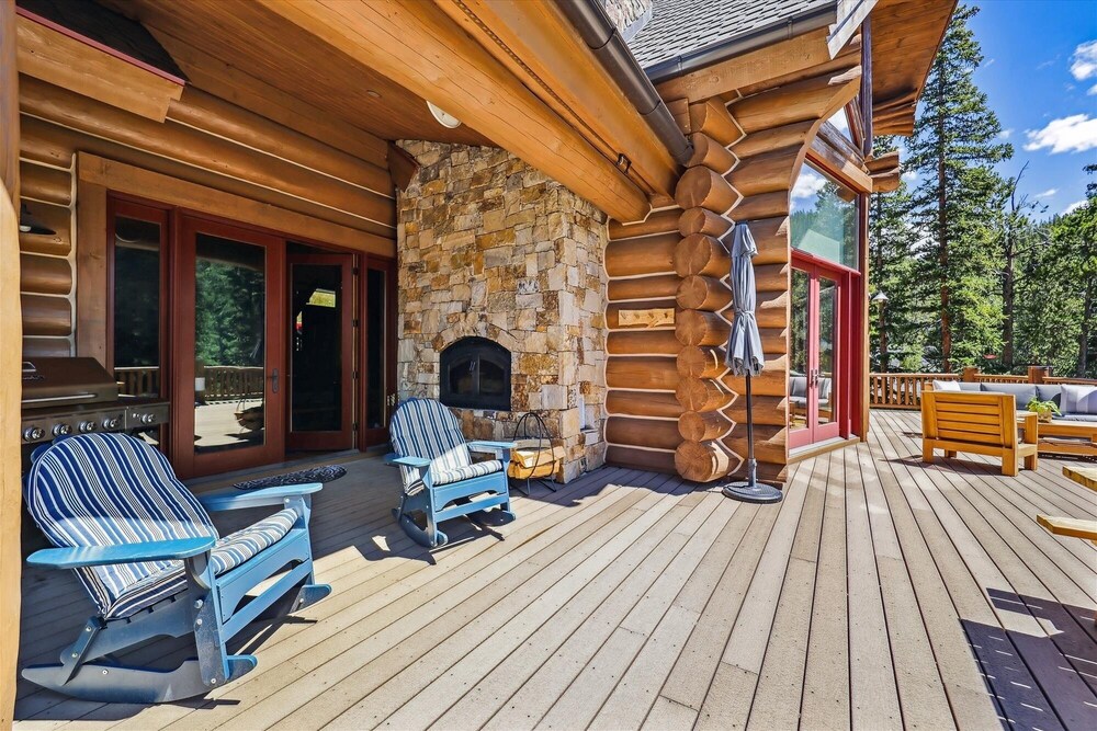 Goldenview Lodge 5 Bedroom Home by RedAwning