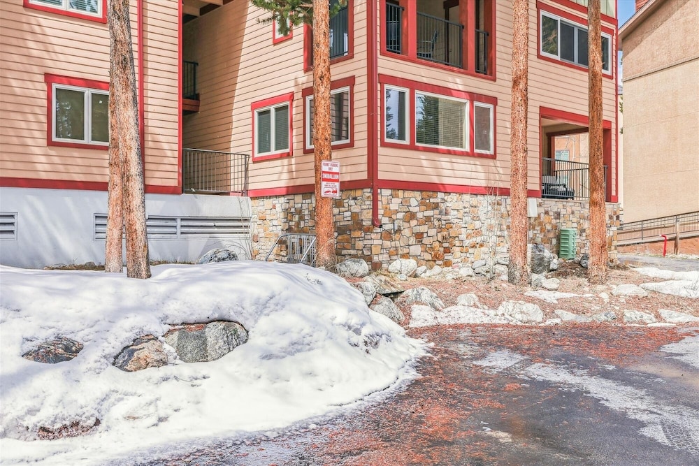 Snodallion 25 - Walk to Slopes/Walk to Town by RedAwning
