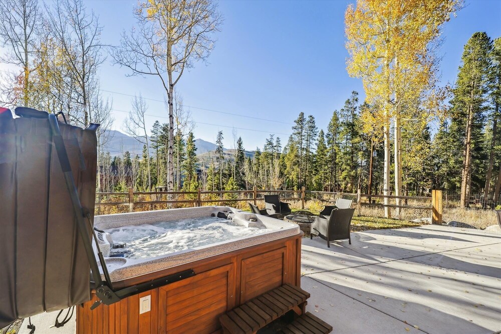 Silver Circle Lodge 4 Bedroom Home by RedAwning