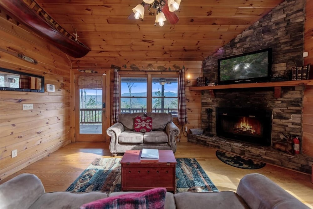 Overlook Retreat Cabin - Charming Cabin Mountain Views With Foosball Firepit view 5