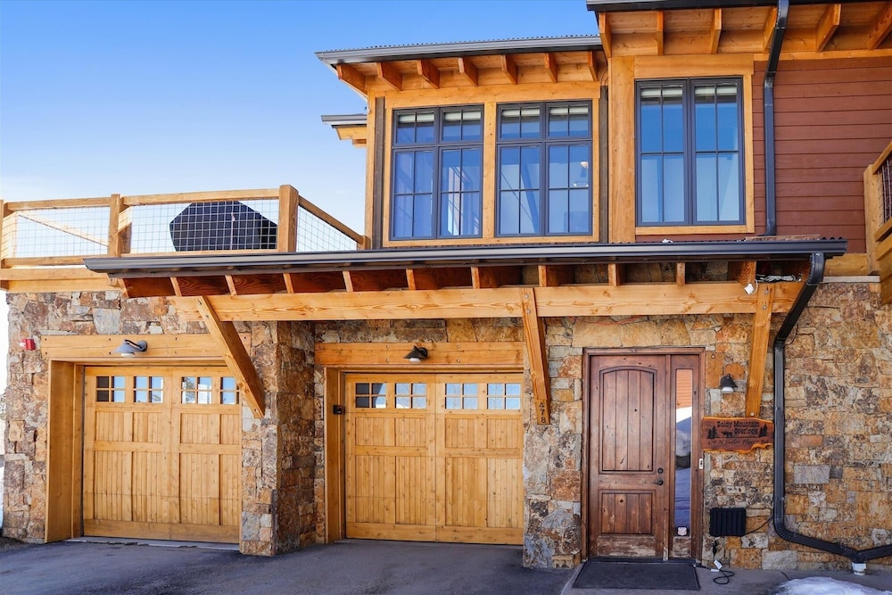 Baldy Mountain Overlook 4 Bedroom Townhouse by RedAwning