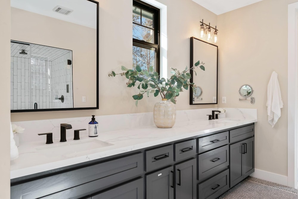 Luxury Retreat Home w Hot Tub - Property Image 50