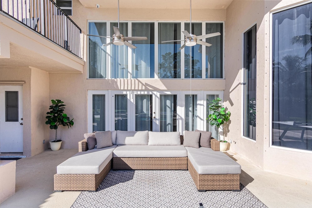 Luxurious 6-Bedroom Villa with Pool & Games