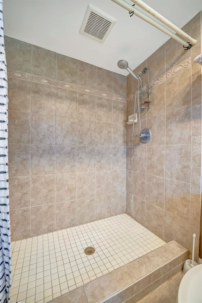 The Crown House 4b Pool Home 6 Mins to IR Beach