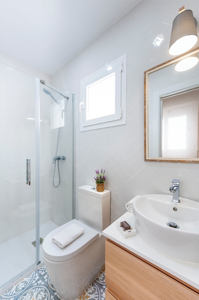 Lovely 3-bedroom Apartment Near Alameda Juan Rabadan I