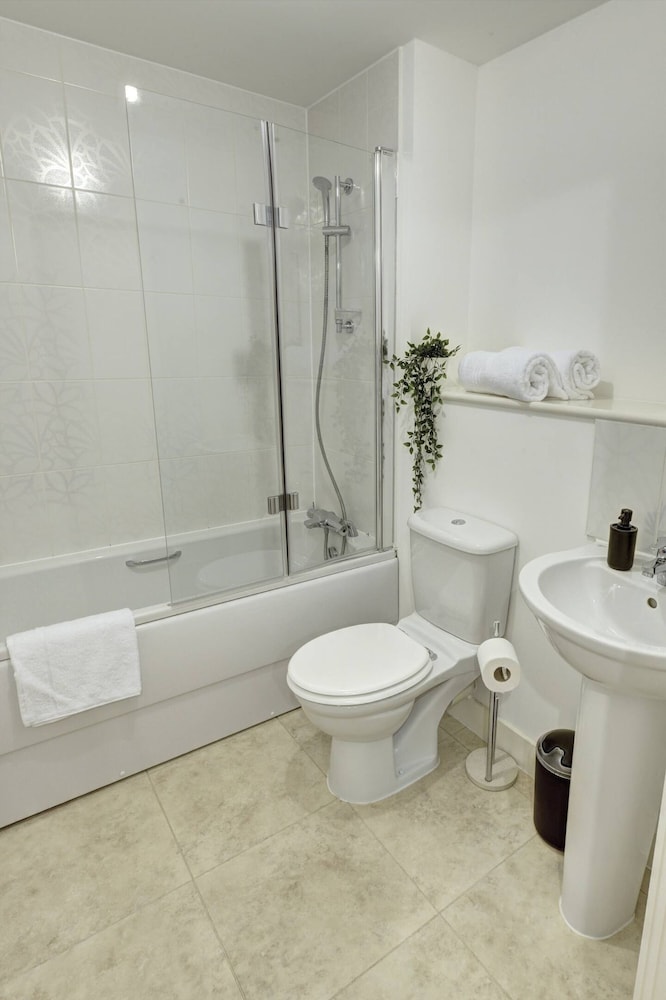 Lovely Flat in Kiln Close With Free Parking