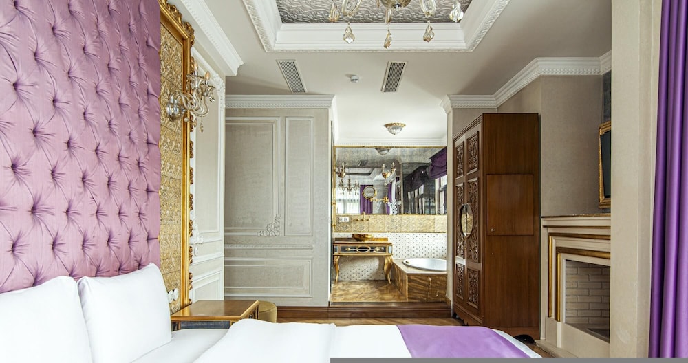 Hotel Room in Historic Mansion in Beylerbeyi