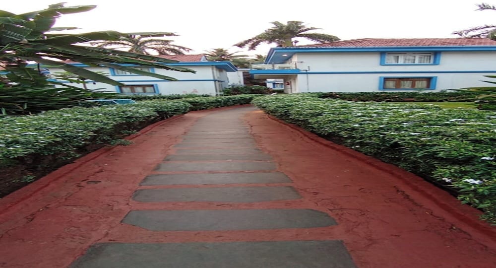 Fabhotel Park Grand Royal Palms