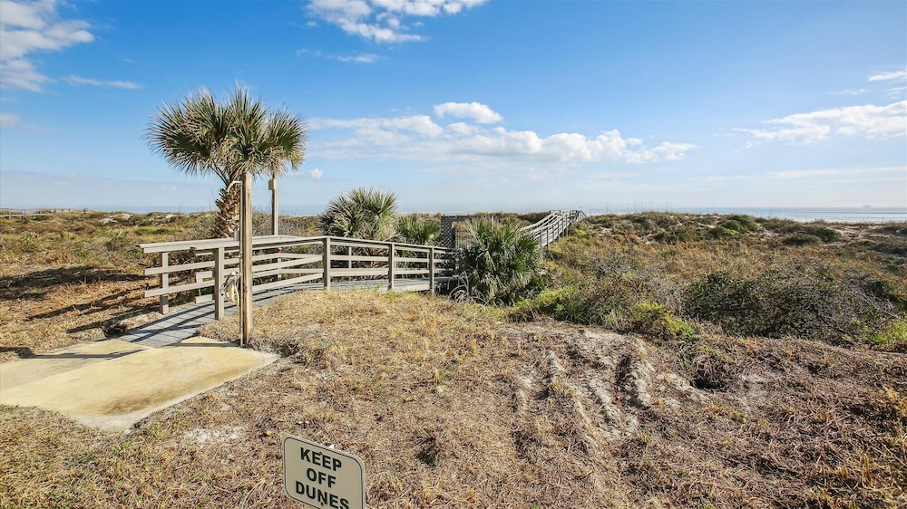 Oceanfront Luxury: 2BR Condo + Pool in St.aug