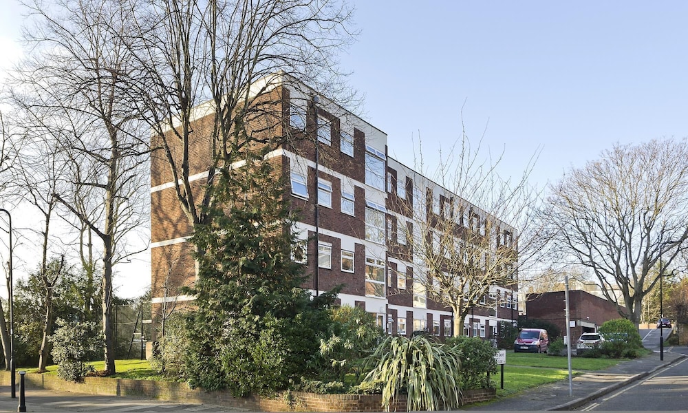 Attractive two Bedroom Flat in Ealing Broadway by Underthedoormat