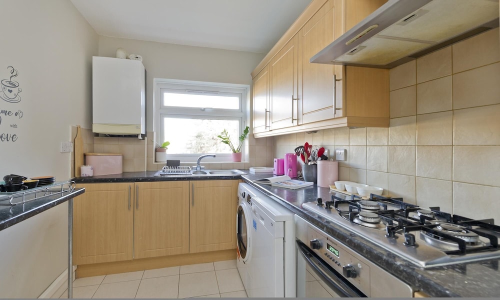 Attractive two Bedroom Flat in Ealing Broadway by Underthedoormat