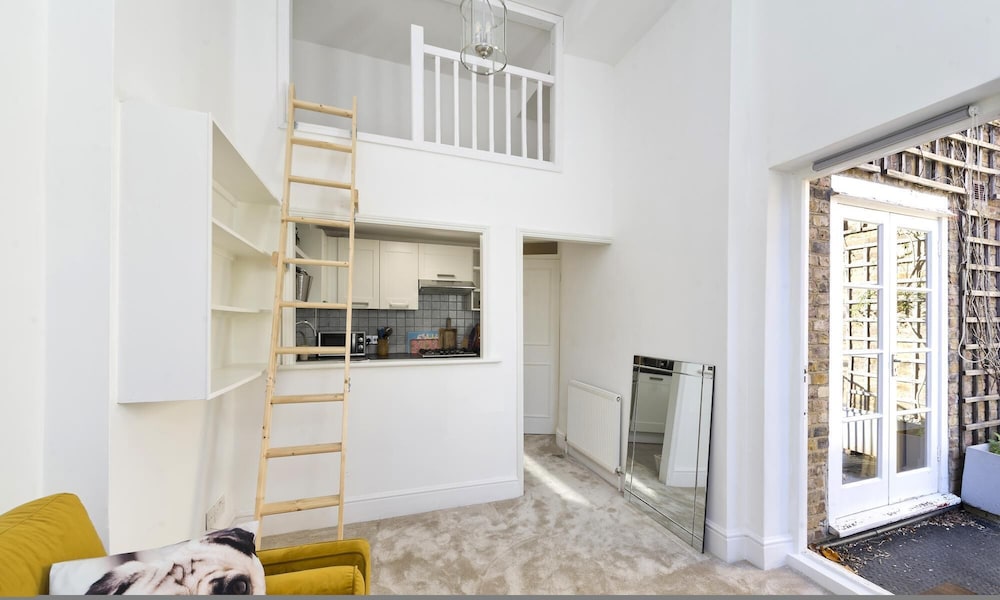 Bright one Bedroom Apartment With Balcony in Maida Vale by Underthedoormat