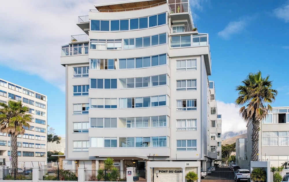 2bed Mouille Point Apartment w Amazing Cape Views