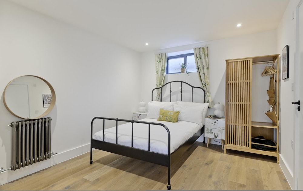 Luxury one Bedroom Greenwich Studio Apartment Near Canary Wharf by Underthedoormat