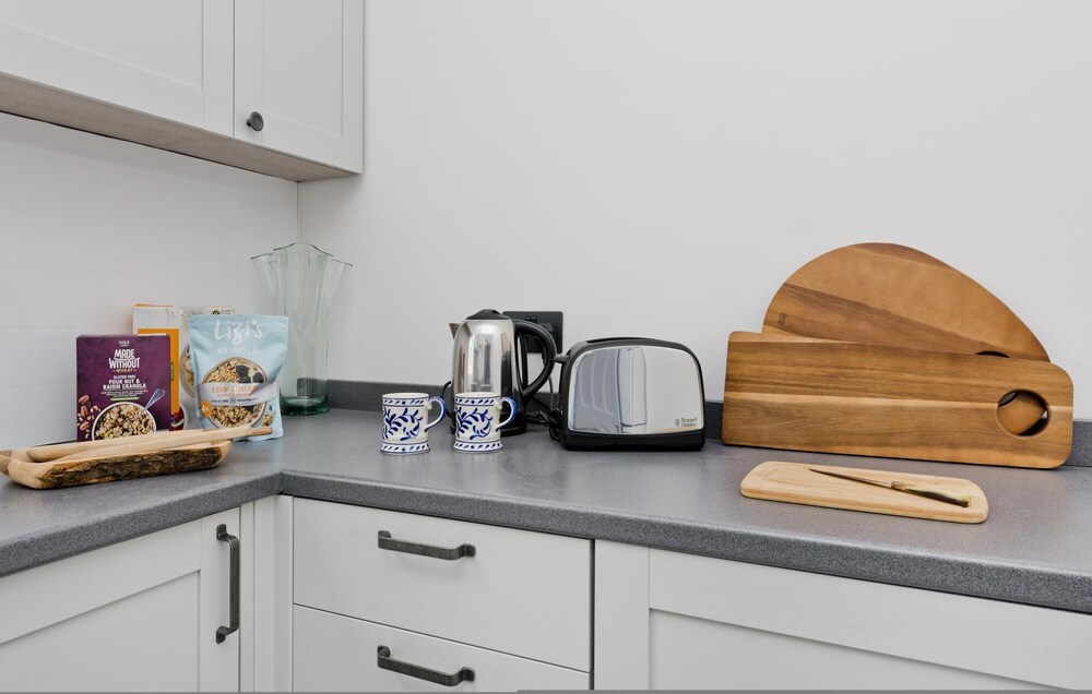 Stylish one Bedroom Flat Near Kew Gardens by Underthedoormat