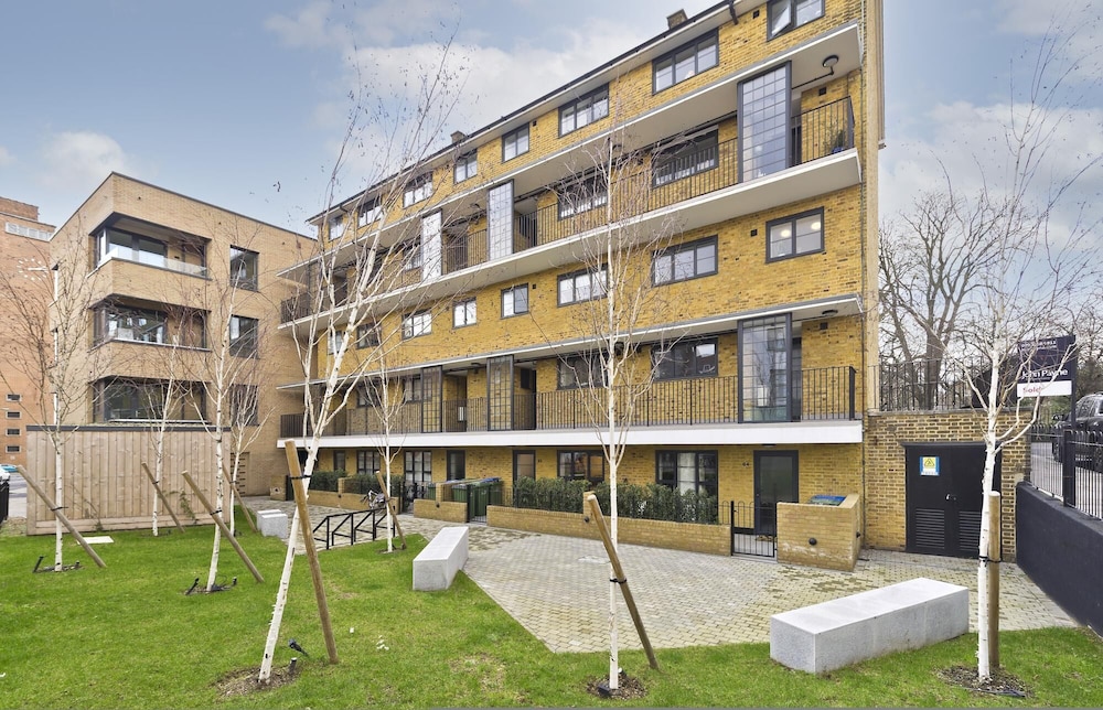 Luxury one Bedroom Greenwich Studio Apartment Near Canary Wharf by Underthedoormat