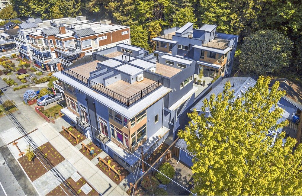 Alki Beach Escape Romantic Waterfront Getaway for 2 Extended Stay