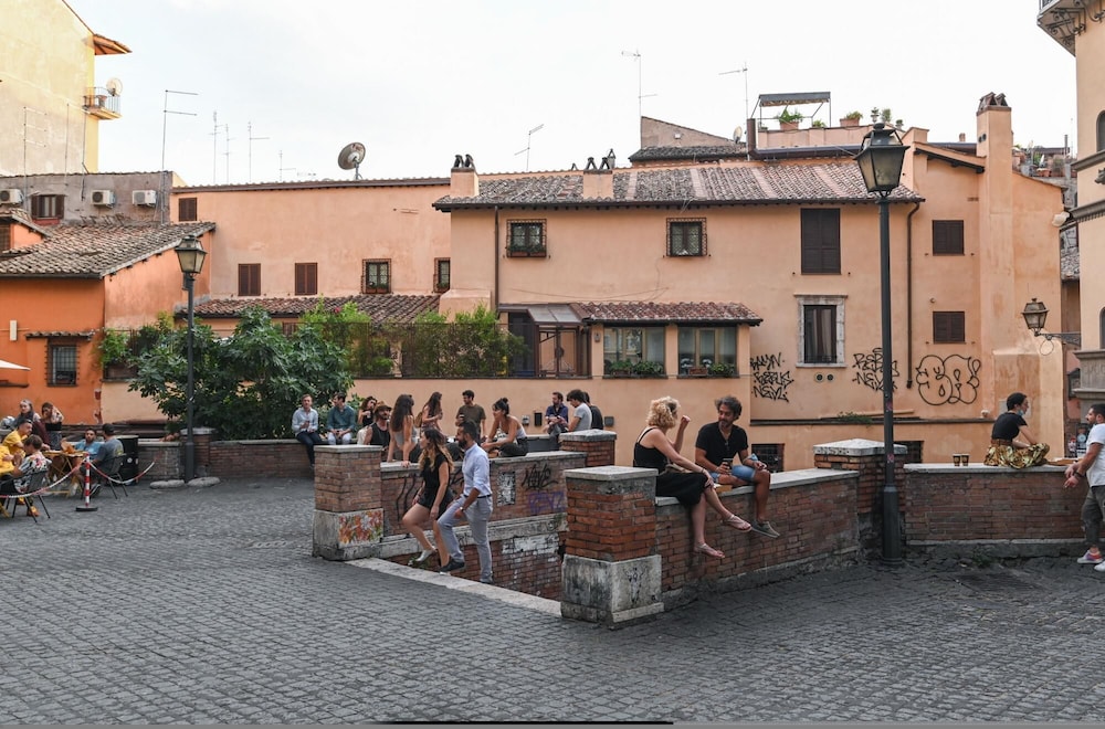 Gorgeous Trastevere Loft On The River