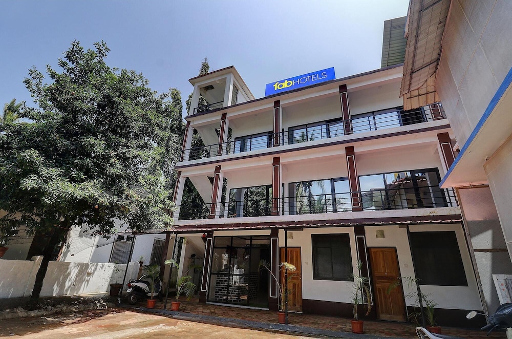 Fabhotel Zelosena