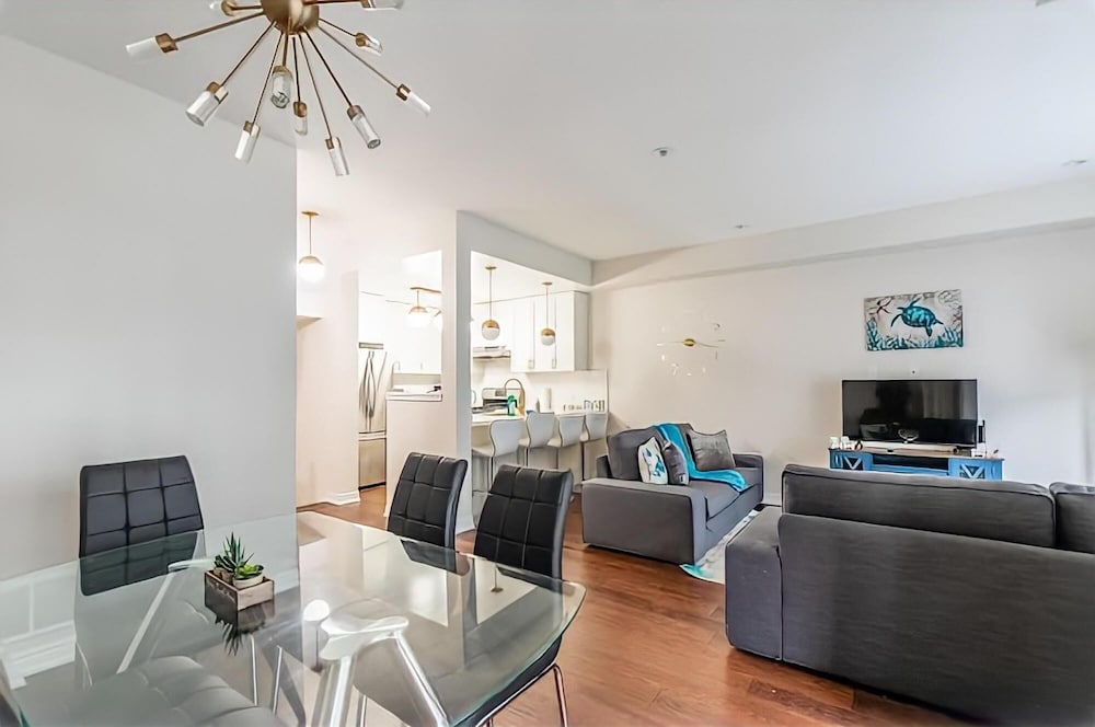 Toronto Vacations - 3BR 2 5BA Townhome 1 min to the Beach BBQ Parking - Property Image 3