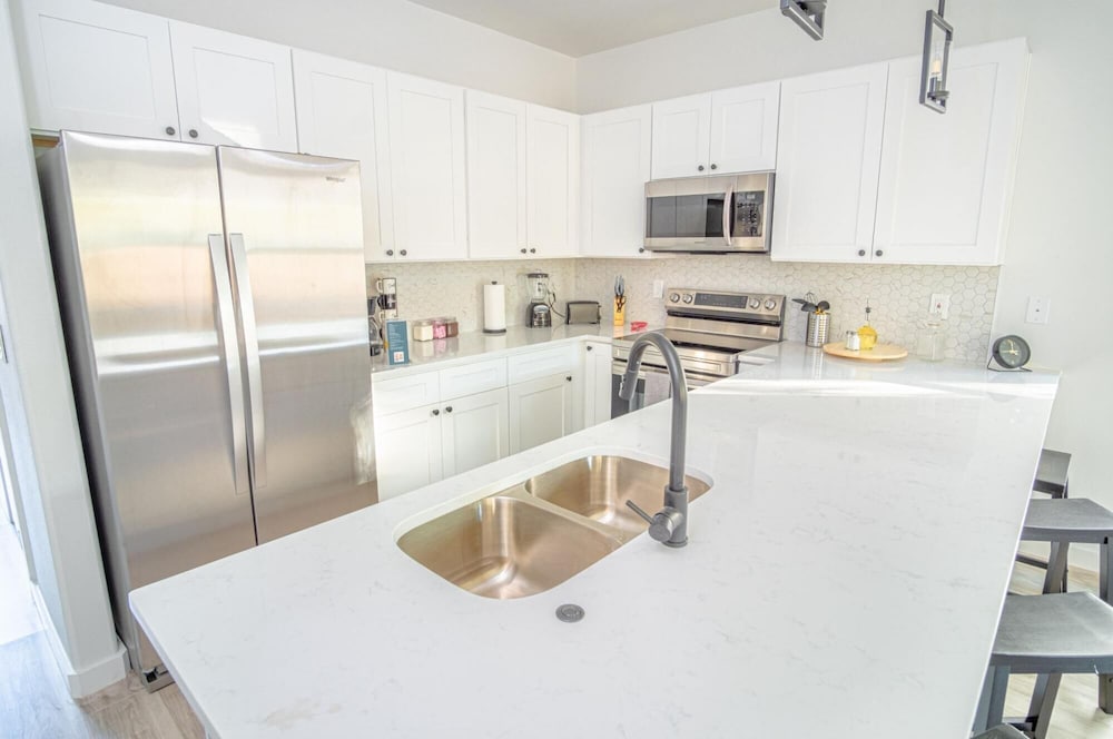 Spectacular Cozy 3 BR 2 5 BA Apt Near Downtown view 2