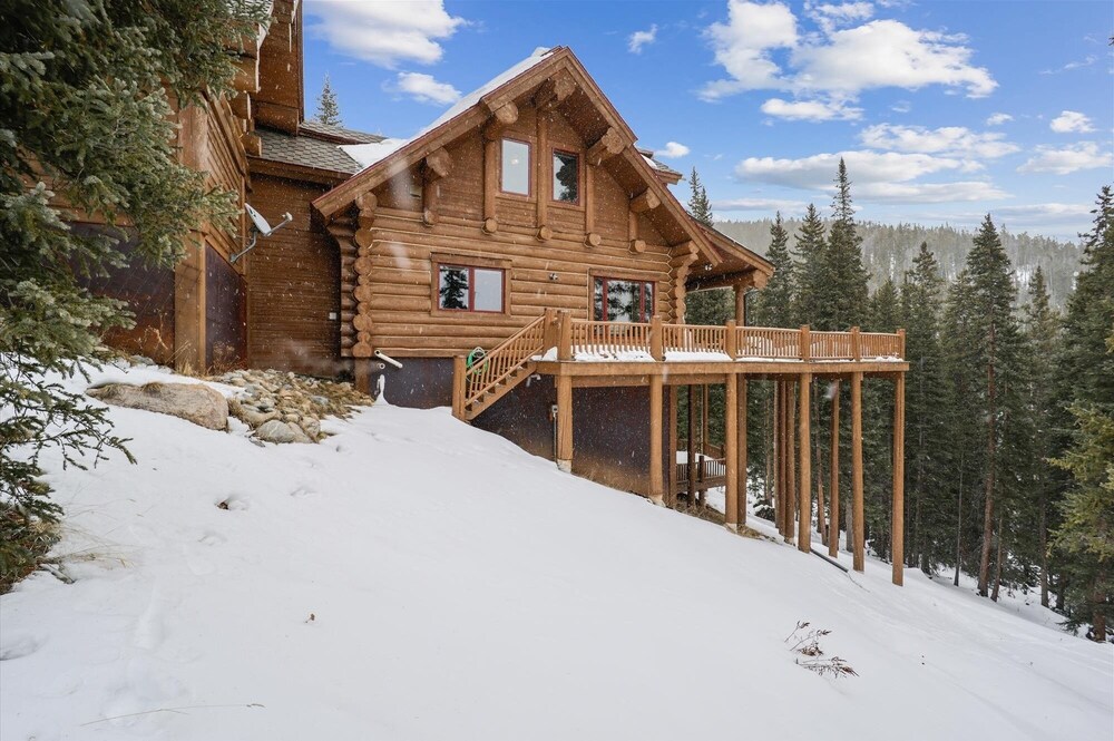 Goldenview Lodge 5 Bedroom Home by RedAwning