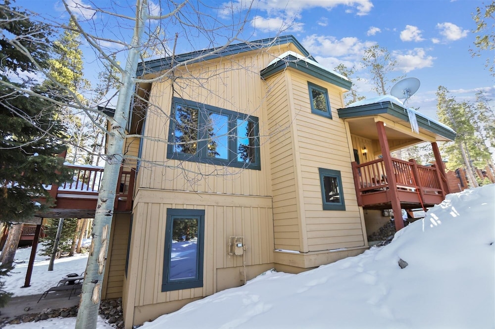 Highwood Hideaway 4 Bedroom Townhouse by RedAwning