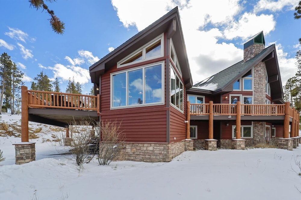 Highfield Trail 4 Bedroom Home by RedAwning view 2