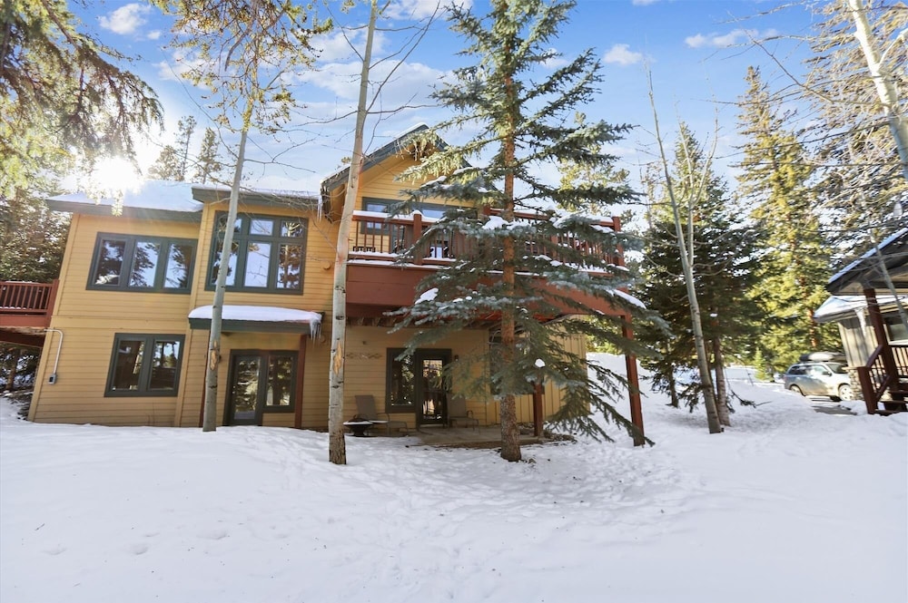 Highwood Hideaway 4 Bedroom Townhouse by RedAwning