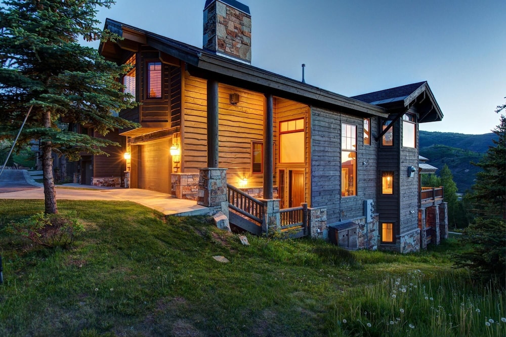 Lucky Star At Belle Arbor 4 Bedroom Home by RedAwning