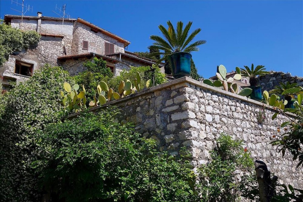 Sermoneta Historic Stone Village House With Pool in a Medieval Hill Town Close to Rome and Naples en Sermoneta