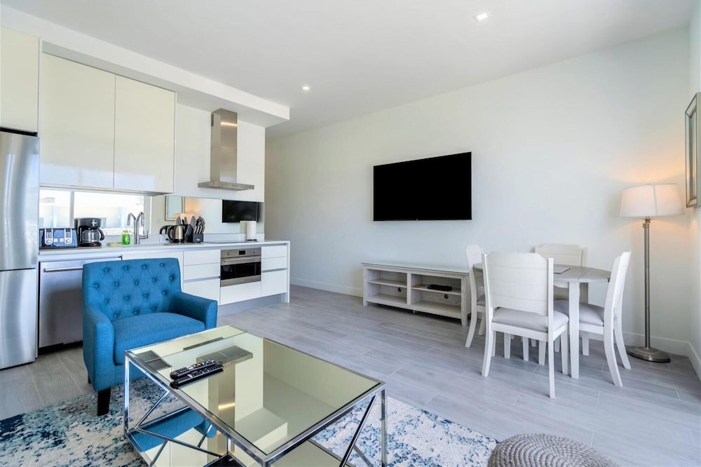 Penthouse 1BR 1bth Apt w Rooftop Pool Near Beach